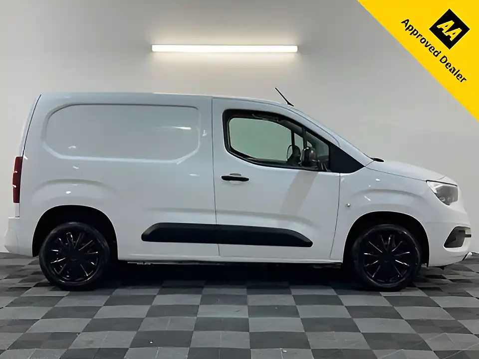 Used 2022 Vauxhall Combo Sportive White - Interior and Exterior details 3