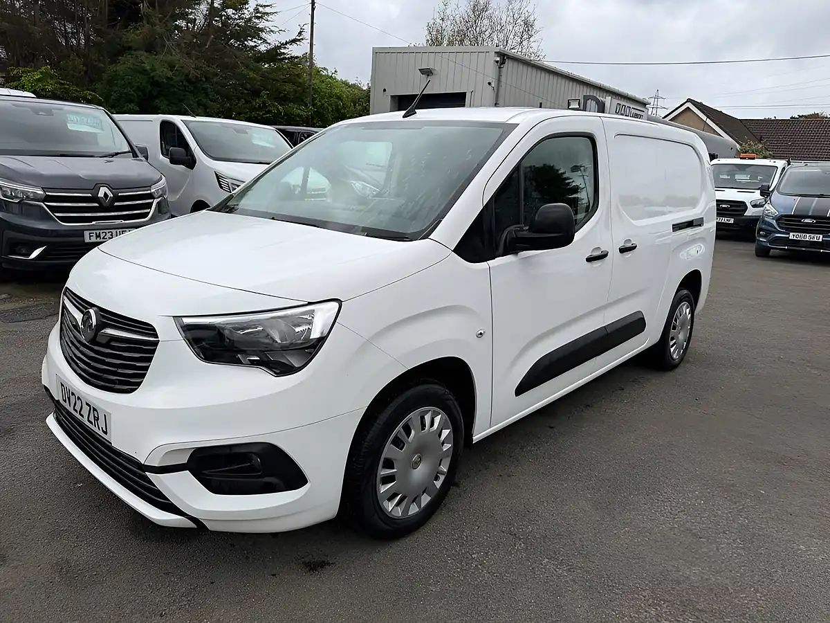 Used 2022 Vauxhall Combo Sportive White - Front View
