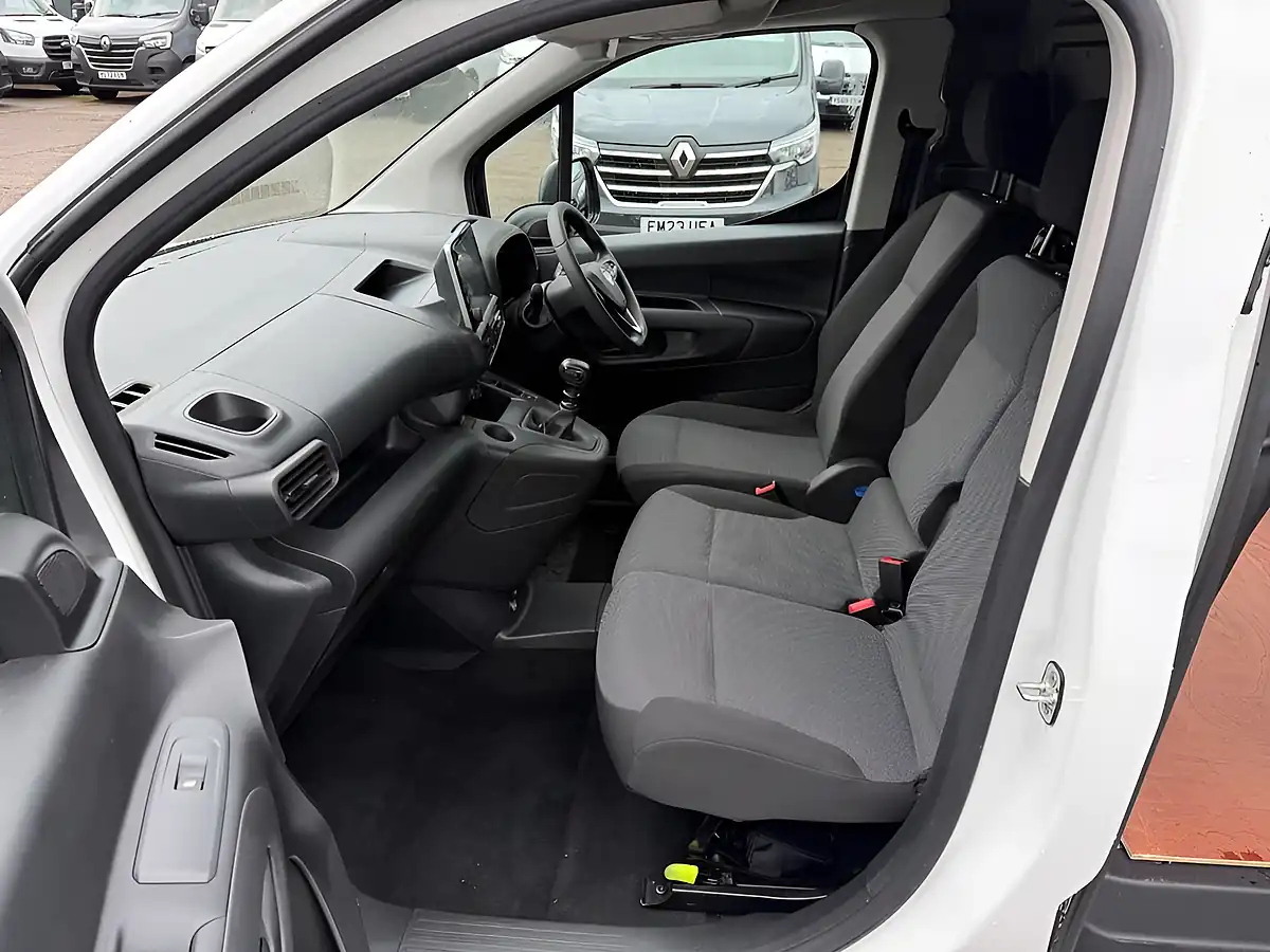 Used 2022 Vauxhall Combo Sportive White - Interior and Exterior details 4