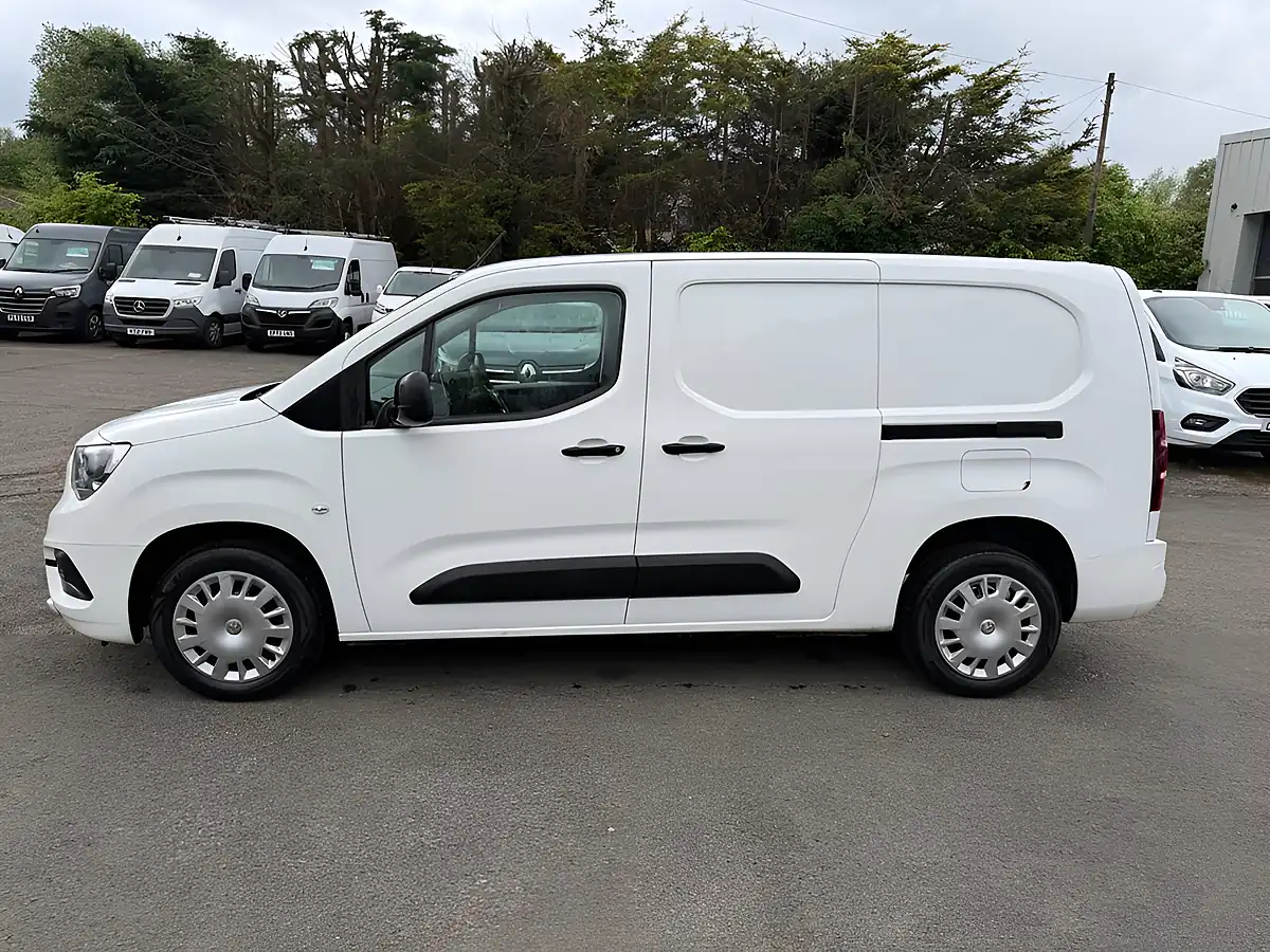 Used 2022 Vauxhall Combo Sportive White - Interior and Exterior details 6