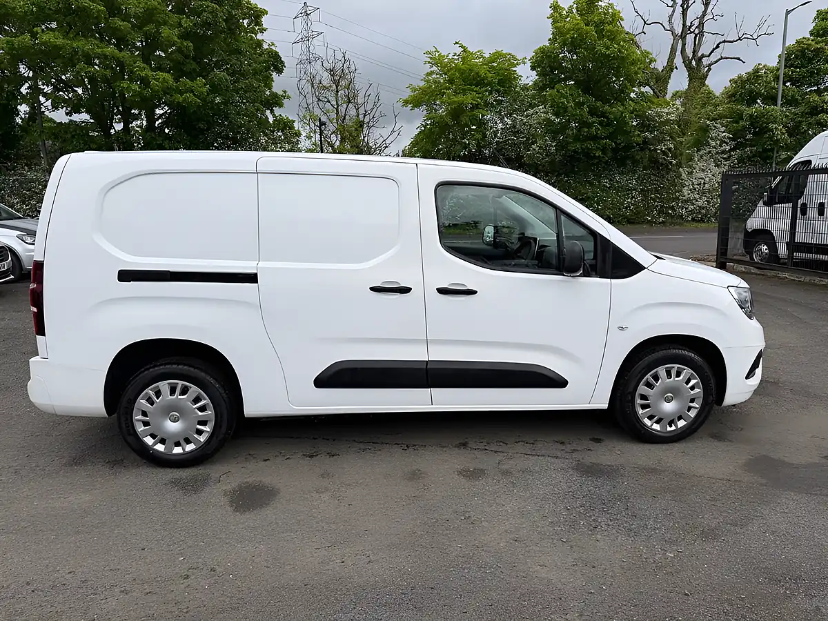 Used 2022 Vauxhall Combo Sportive White - Interior and Exterior details 9