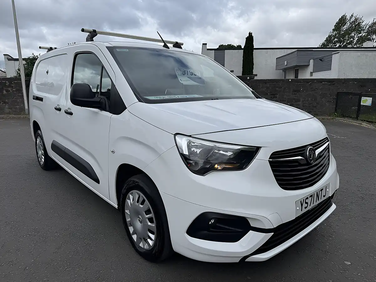 Used 2022 Vauxhall Combo Sportive White - Front View