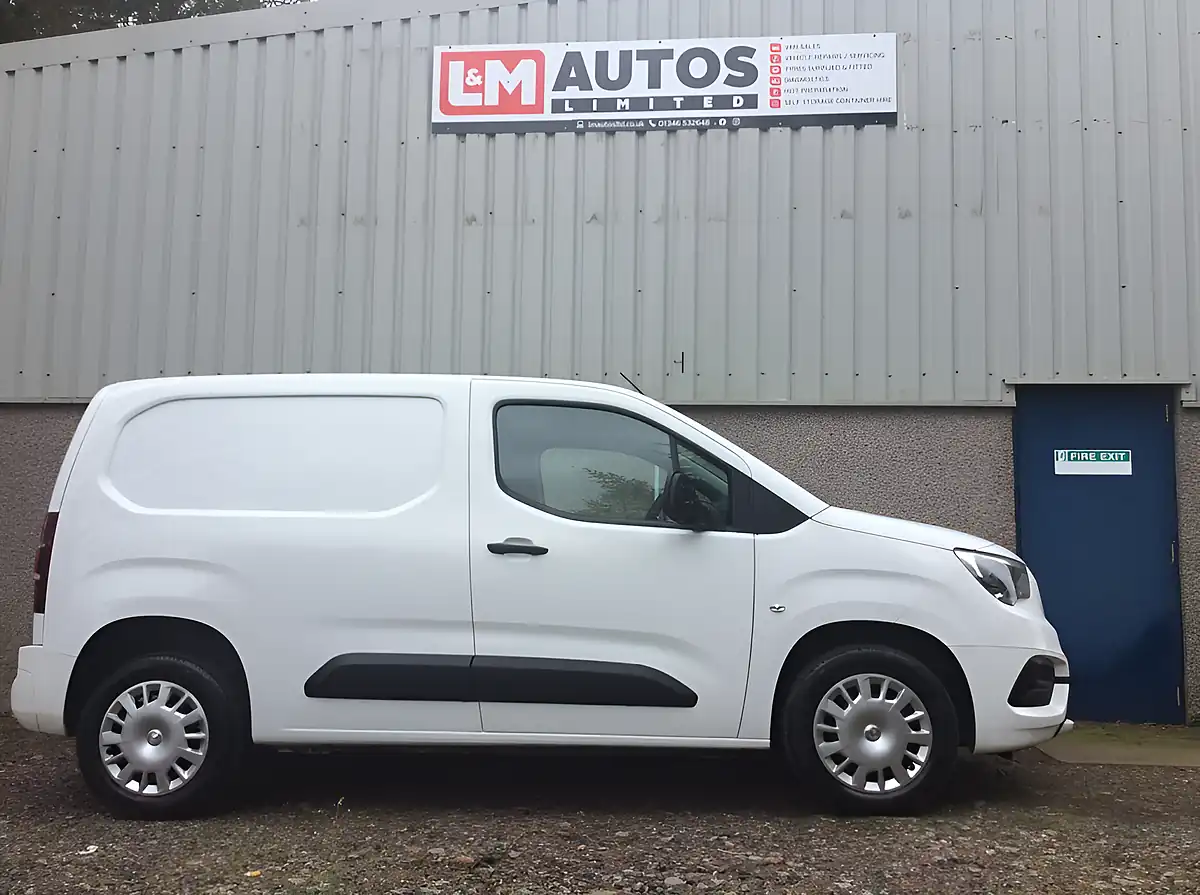 Used 2022 Vauxhall Combo Sportive White - Front View