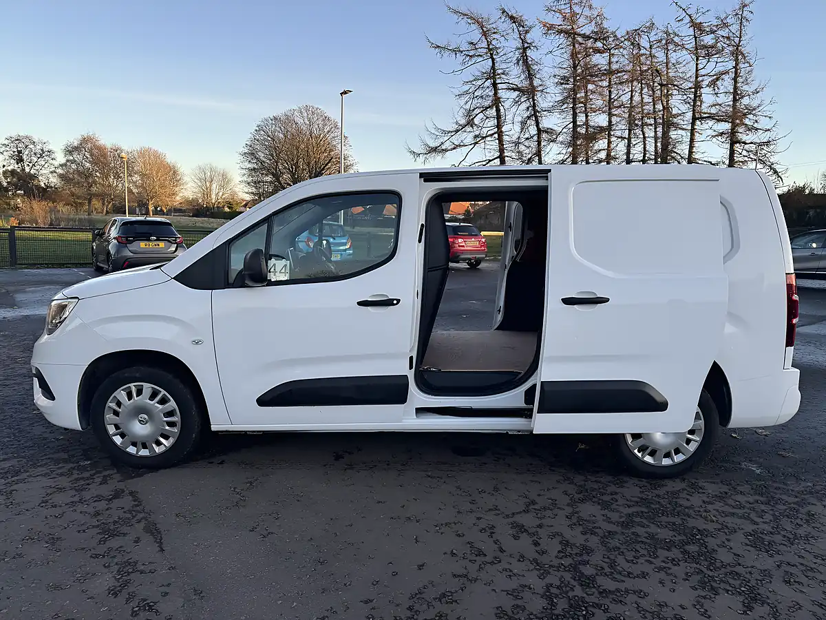 Used 2022 Vauxhall Combo Sportive White - Interior and Exterior details 15