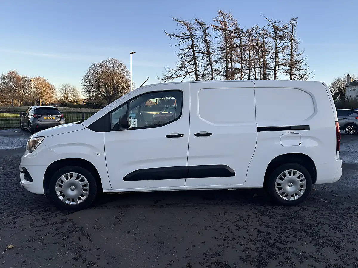 Used 2022 Vauxhall Combo Sportive White - Interior and Exterior details 6