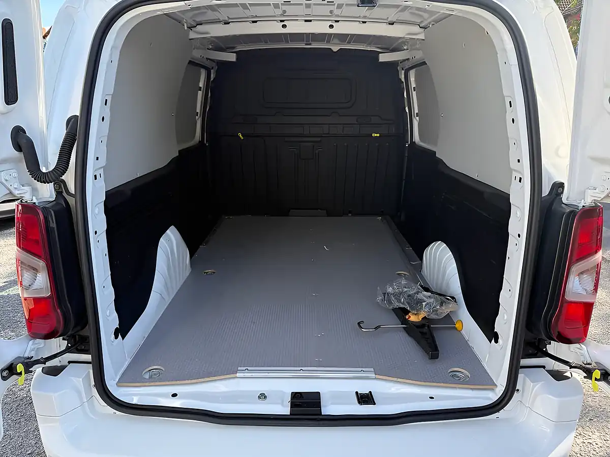 Used 2022 Vauxhall Combo Sportive White - Interior and Exterior details 10