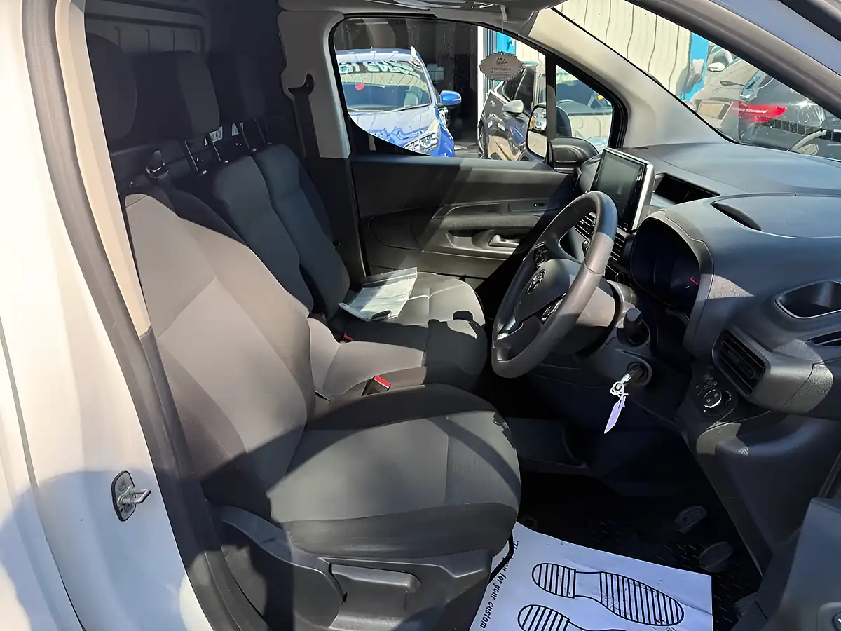 Used 2022 Vauxhall Combo Sportive White - Interior and Exterior details 11