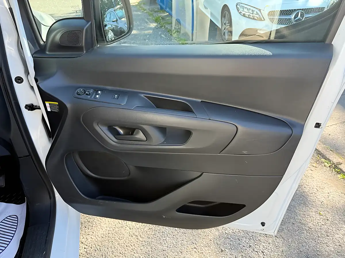 Used 2022 Vauxhall Combo Sportive White - Interior and Exterior details 12