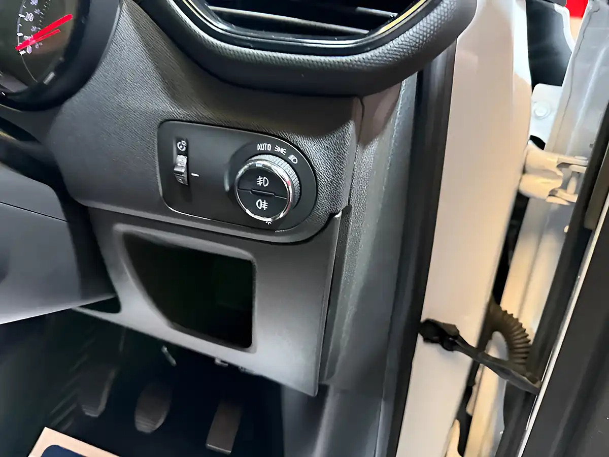 Used 2022 Vauxhall Crossland Gs Line White - Interior and Exterior details 13