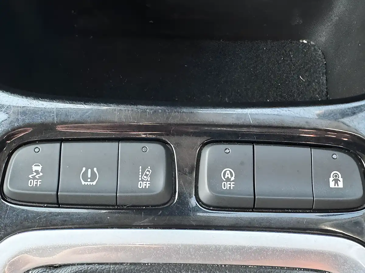 Used 2022 Vauxhall Crossland Se Edition White - Interior and Exterior details 16