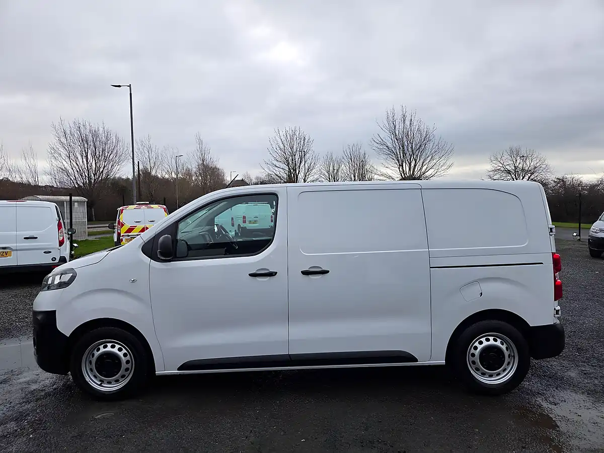 Used 2022 Vauxhall Vivaro Dynamic L1 H1 White - Interior and Exterior details 11