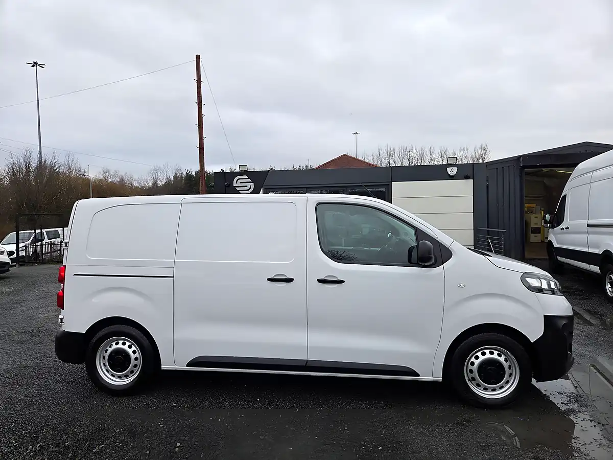 Used 2022 Vauxhall Vivaro Dynamic L1 H1 White - Interior and Exterior details 3