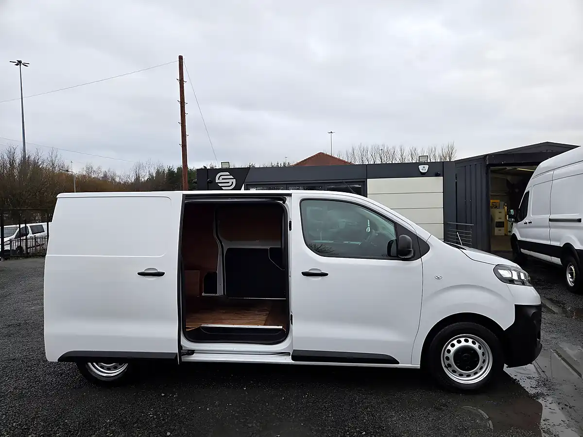 Used 2022 Vauxhall Vivaro Dynamic L1 H1 White - Interior and Exterior details 4