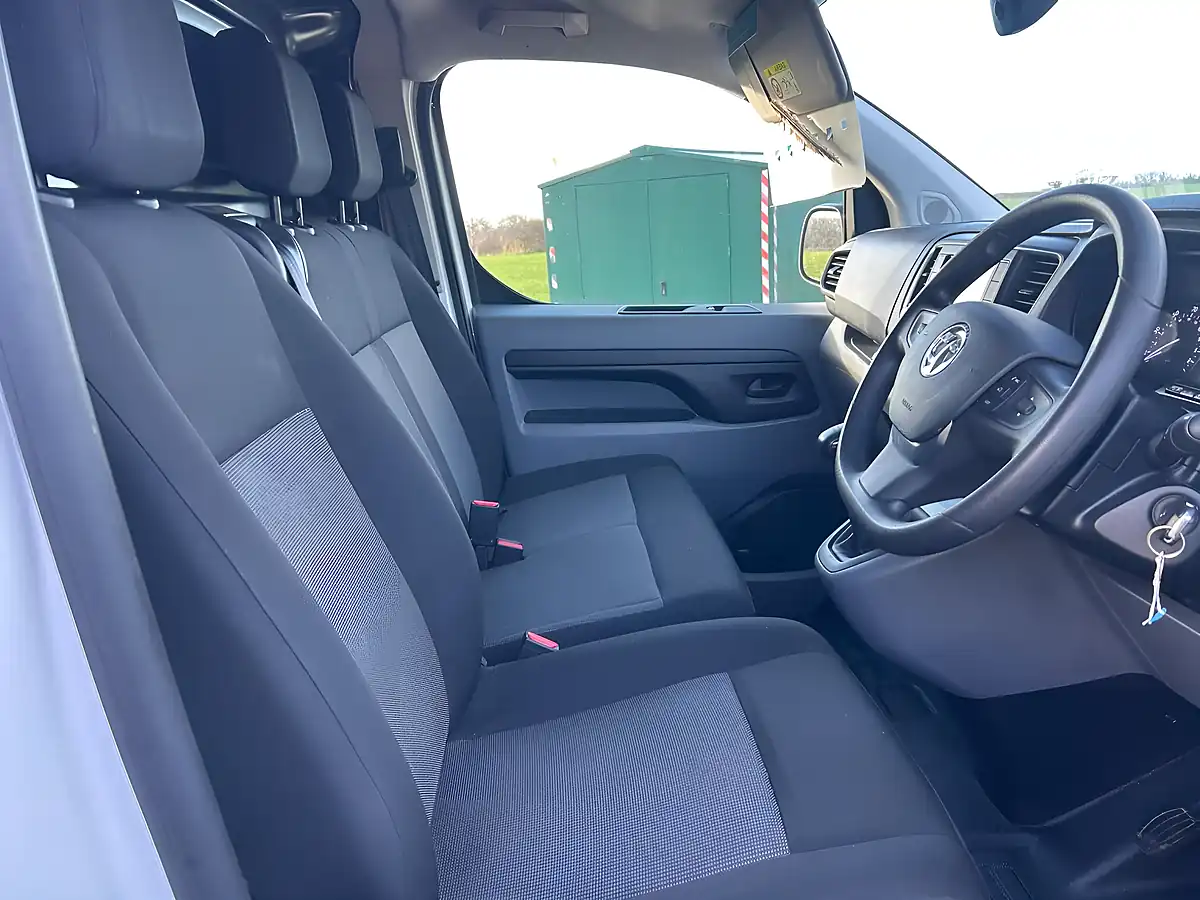 Used 2022 Vauxhall Vivaro Dynamic L2 H1 White - Interior and Exterior details 9