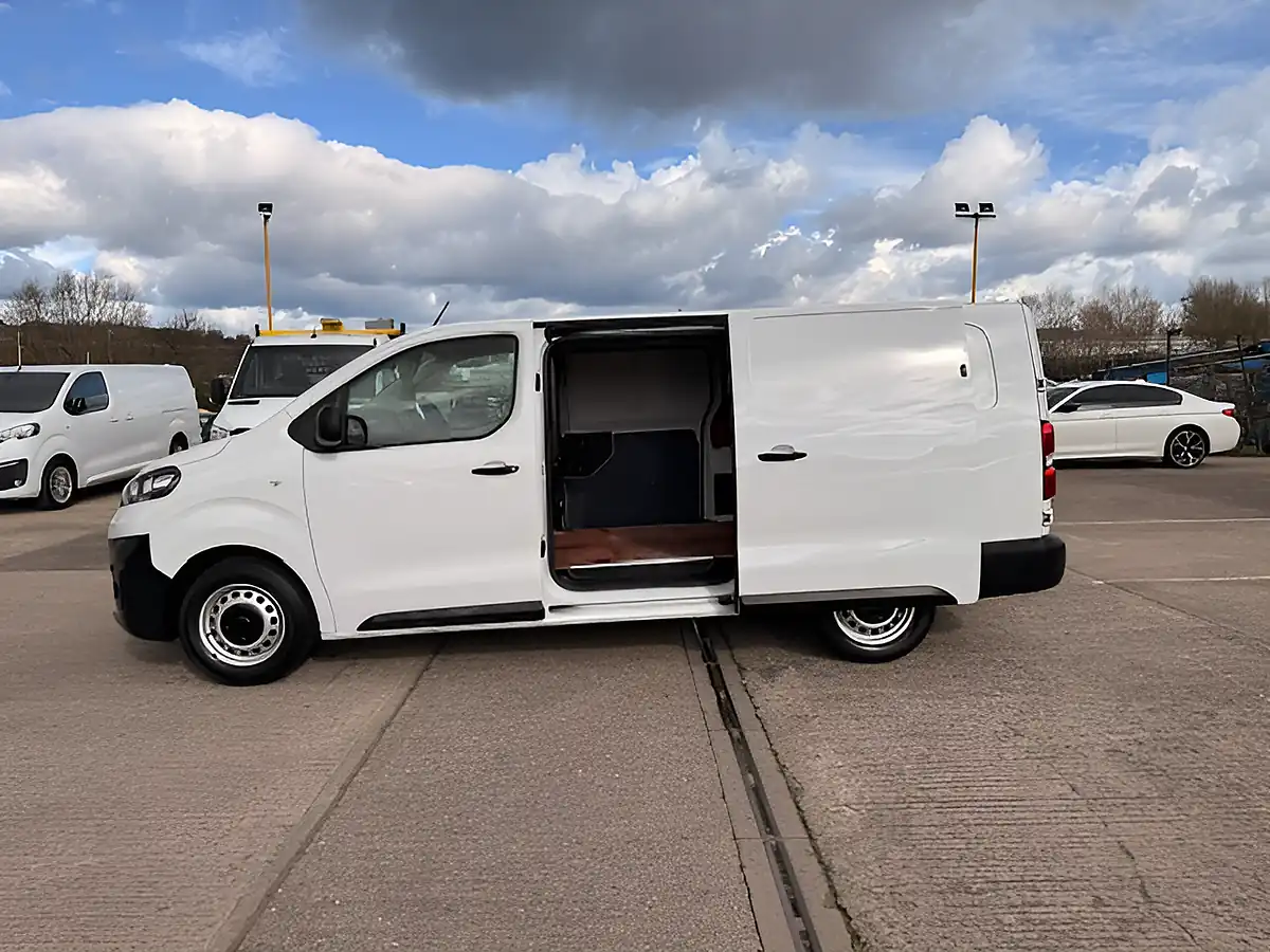 Used 2022 Vauxhall Vivaro Dynamic Lwb L2 H1 White - Interior and Exterior details 9