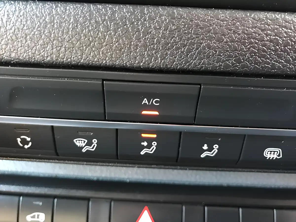 Used 2022 Vauxhall Vivaro Dynamic Red - Interior and Exterior details 12