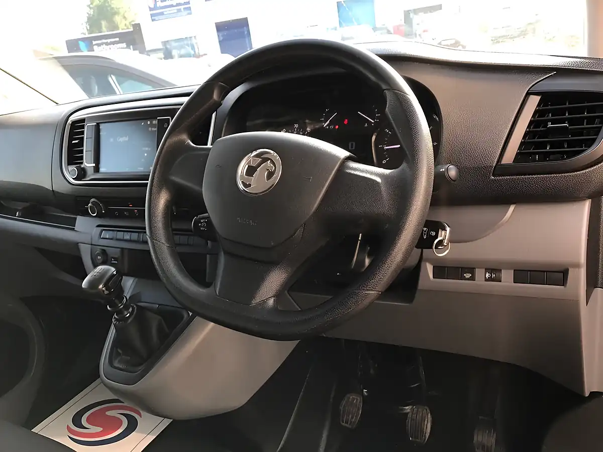 Used 2022 Vauxhall Vivaro Dynamic Red - Interior and Exterior details 15