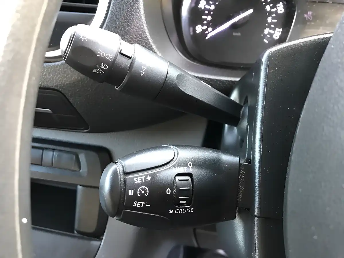 Used 2022 Vauxhall Vivaro Dynamic Red - Interior and Exterior details 16