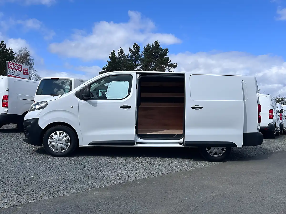 Used 2022 Vauxhall Vivaro Dynamic White - Interior and Exterior details 14