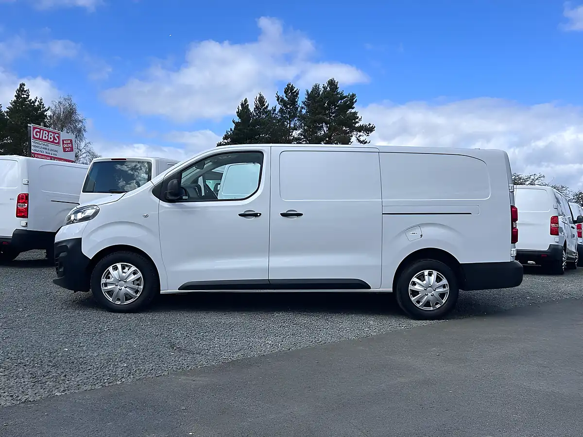 Used 2022 Vauxhall Vivaro Dynamic White - Interior and Exterior details 8