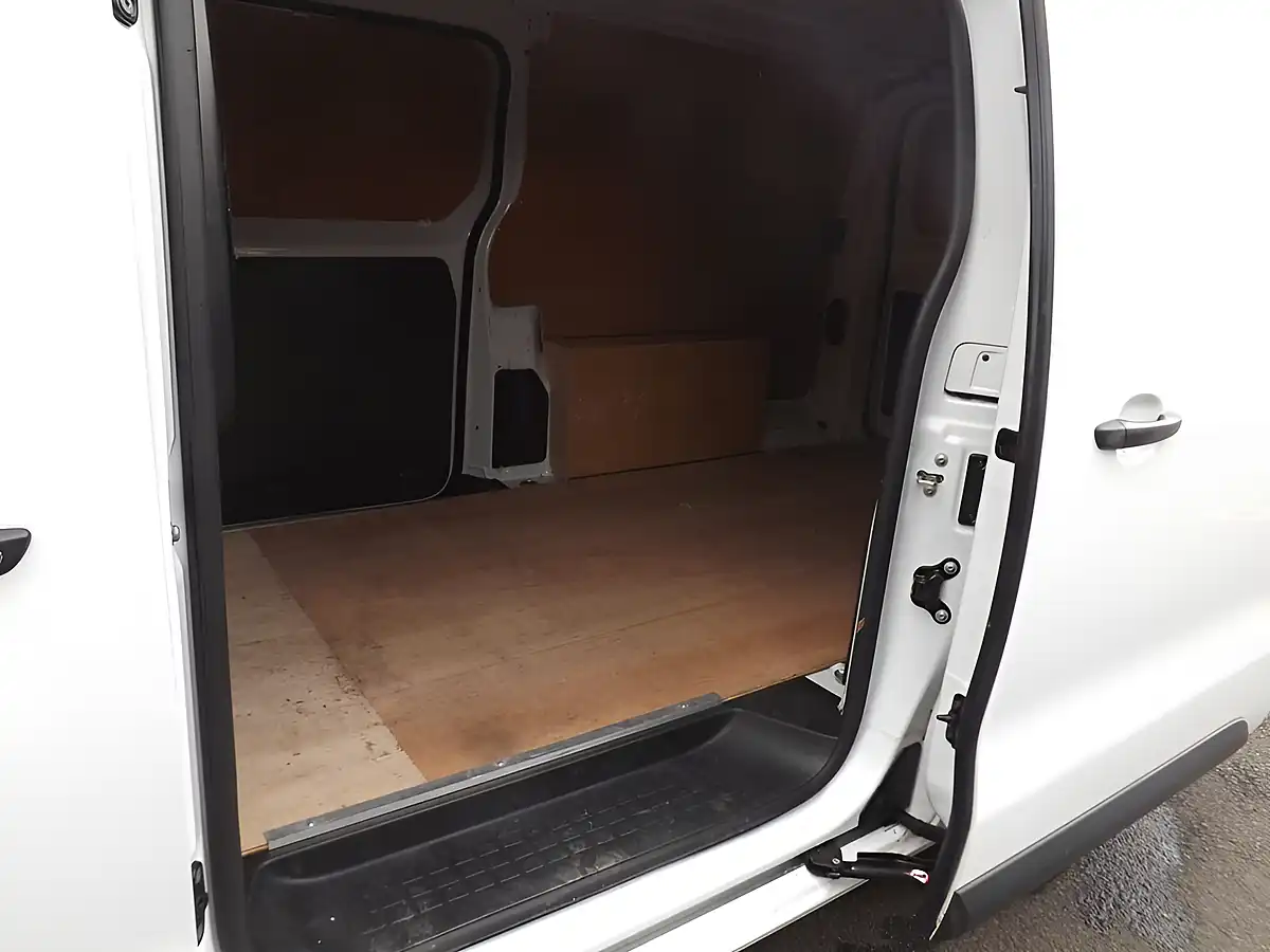 Used 2022 Vauxhall Vivaro Dynamic White - Interior and Exterior details 8