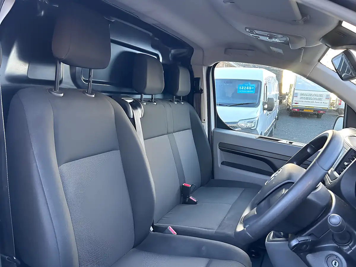 Used 2022 Vauxhall Vivaro Dynamic White - Interior and Exterior details 11
