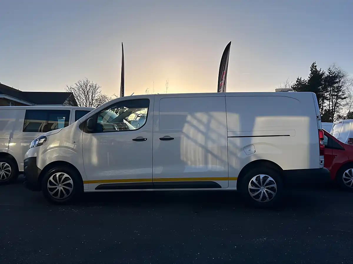 Used 2022 Vauxhall Vivaro Dynamic White - Interior and Exterior details 8