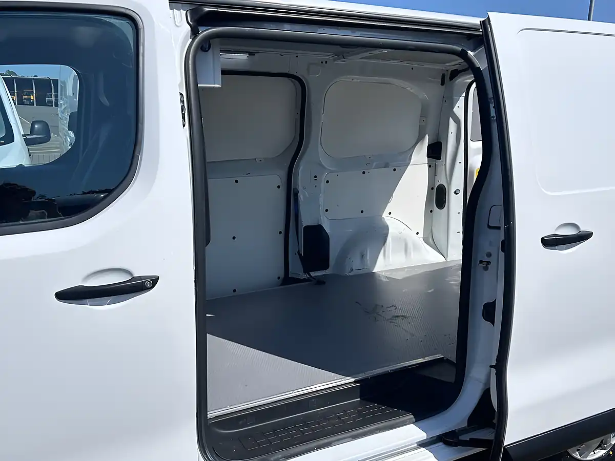 Used 2022 Vauxhall Vivaro Dynamic White - Interior and Exterior details 15