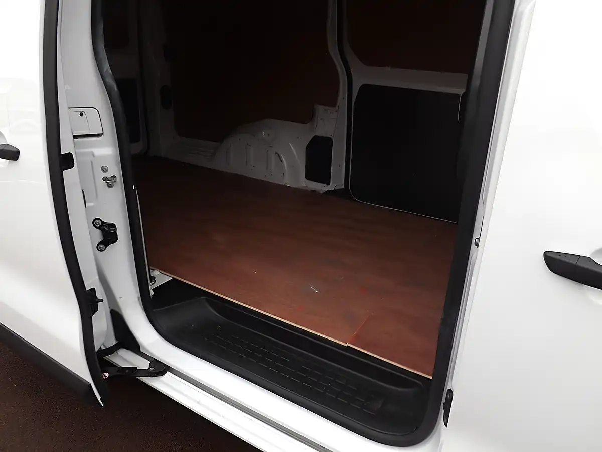 Used 2022 Vauxhall Vivaro Dynamic White - Interior and Exterior details 12
