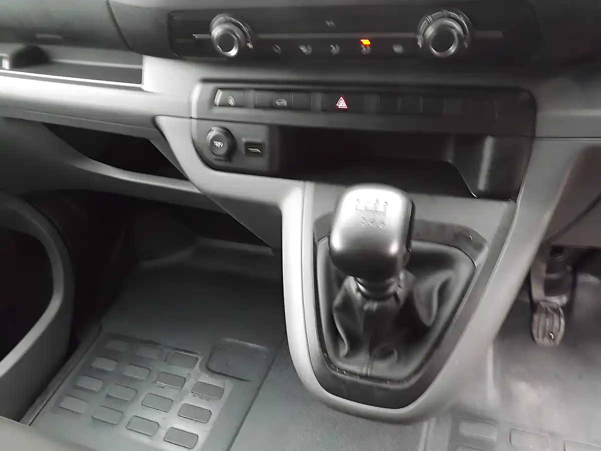 Used 2022 Vauxhall Vivaro Dynamic White - Interior and Exterior details 17