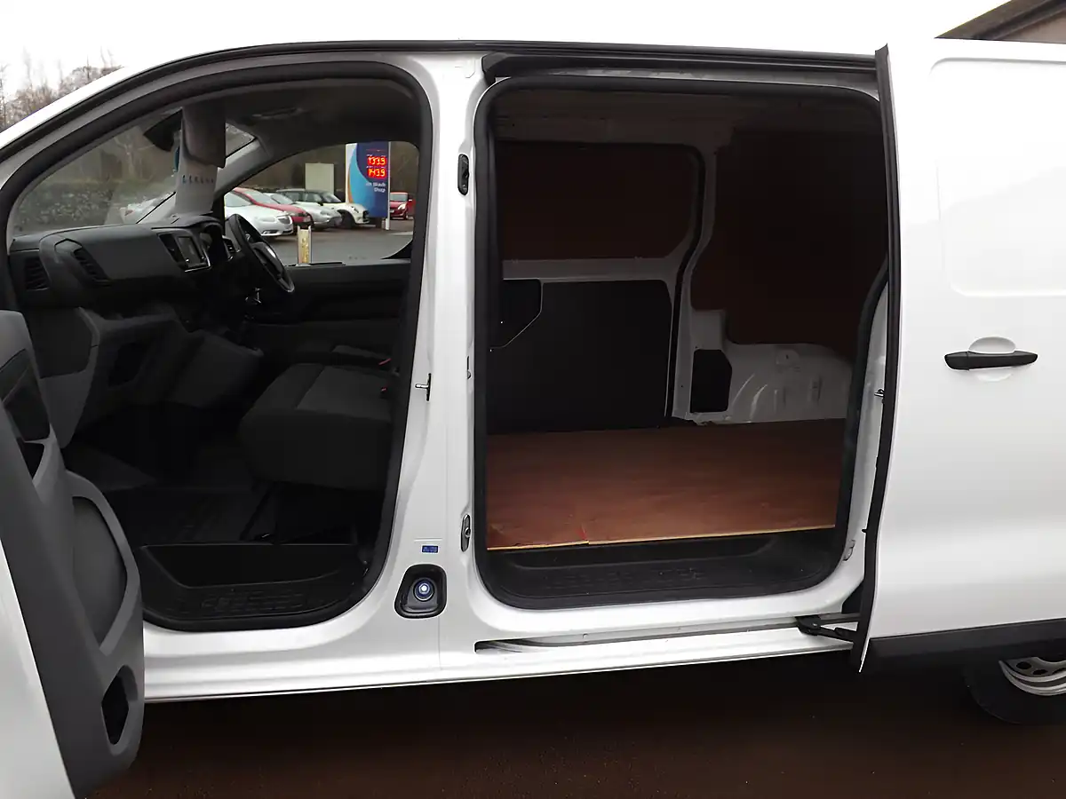 Used 2022 Vauxhall Vivaro Dynamic White - Interior and Exterior details 5