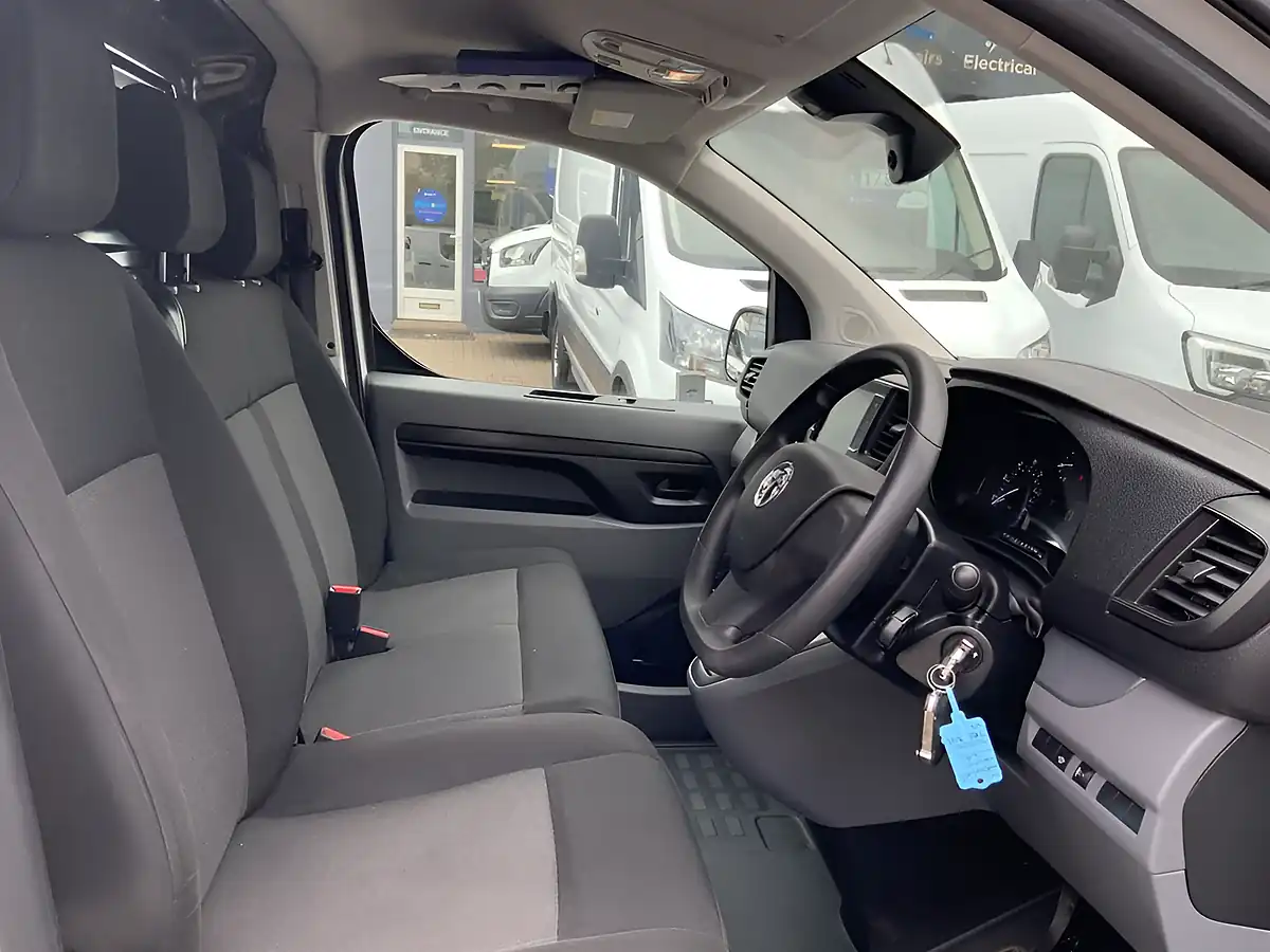 Used 2022 Vauxhall Vivaro Dynamic White - Interior and Exterior details 13