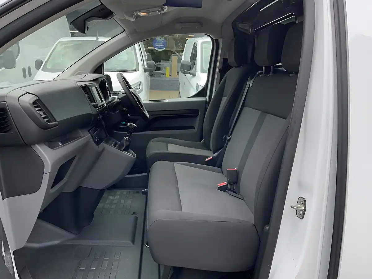 Used 2022 Vauxhall Vivaro Dynamic White - Interior and Exterior details 14