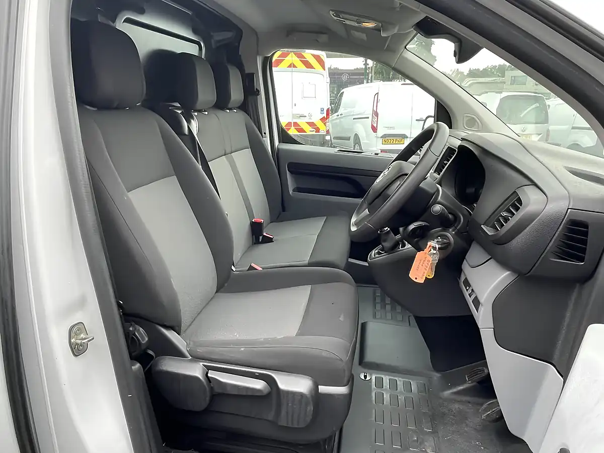 Used 2022 Vauxhall Vivaro Dynamic White - Interior and Exterior details 8