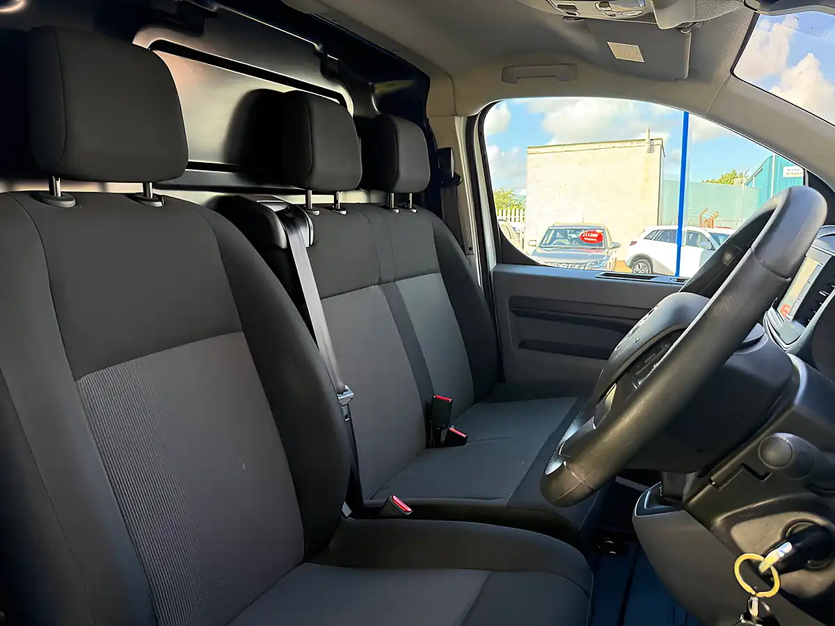 Used 2022 Vauxhall Vivaro Dynamic White - Interior and Exterior details 11
