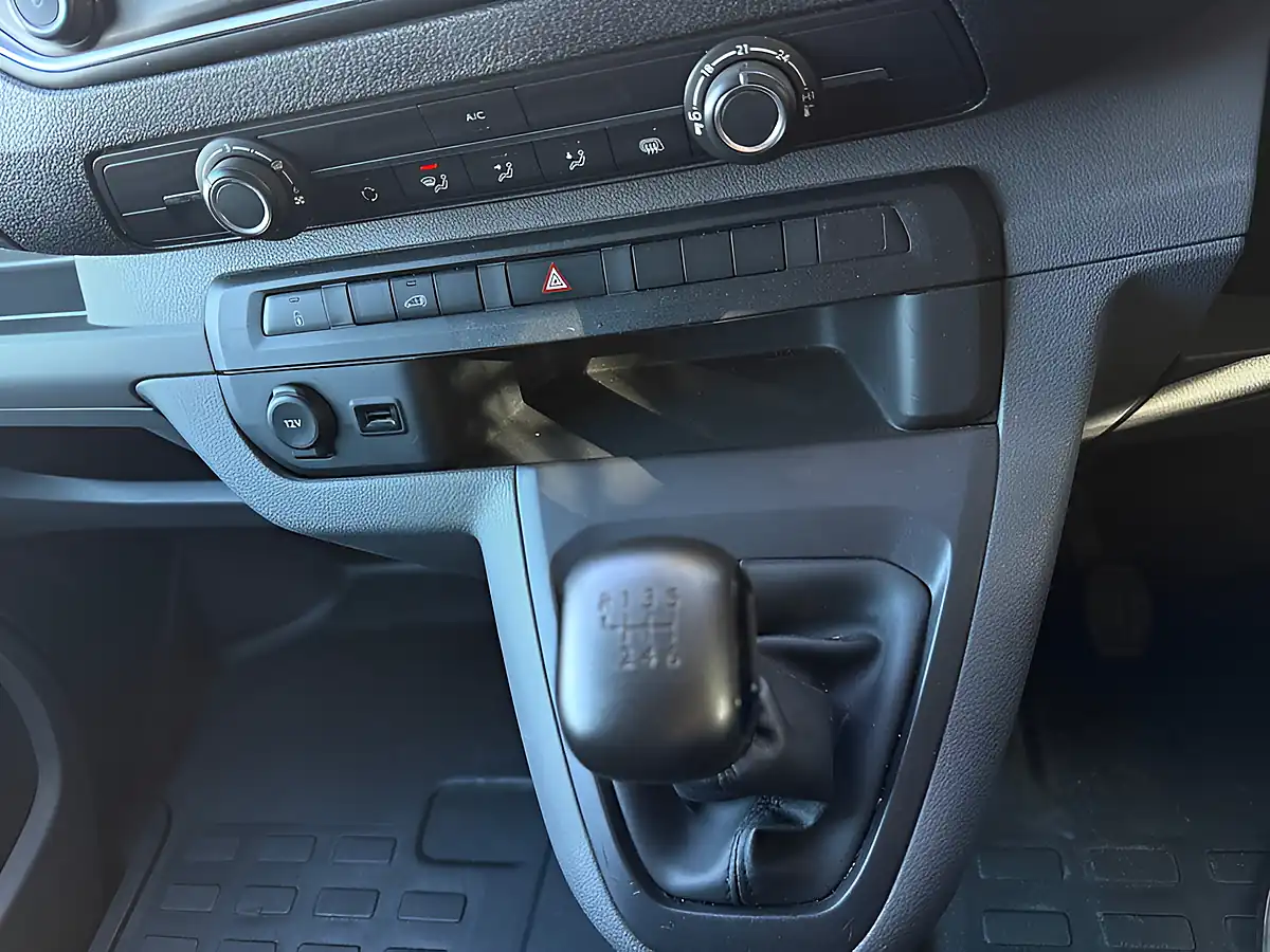 Used 2022 Vauxhall Vivaro Dynamic White - Interior and Exterior details 12