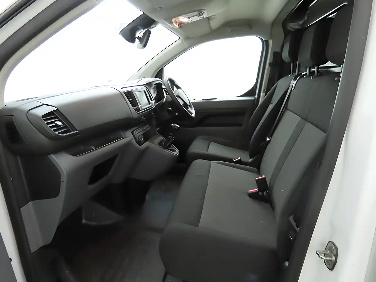 Used 2022 Vauxhall Vivaro Dynamic White - Interior and Exterior details 8