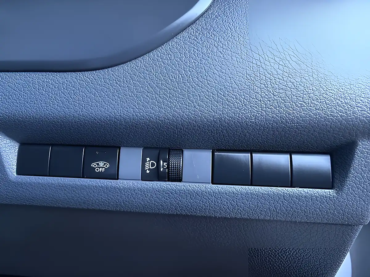 Used 2022 Vauxhall Vivaro Dynamic White - Interior and Exterior details 18