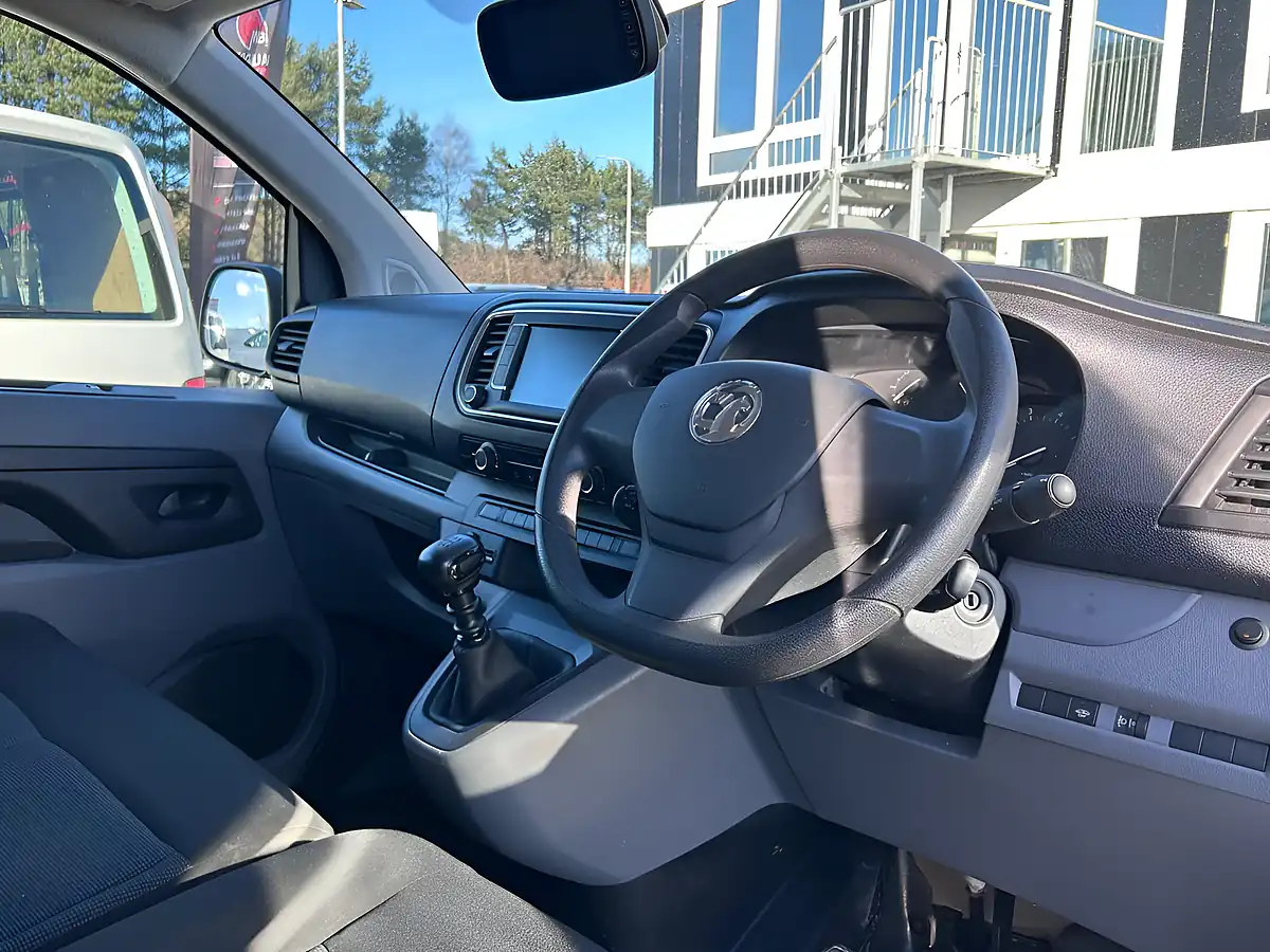 Used 2022 Vauxhall Vivaro Dynamic White - Interior and Exterior details 14