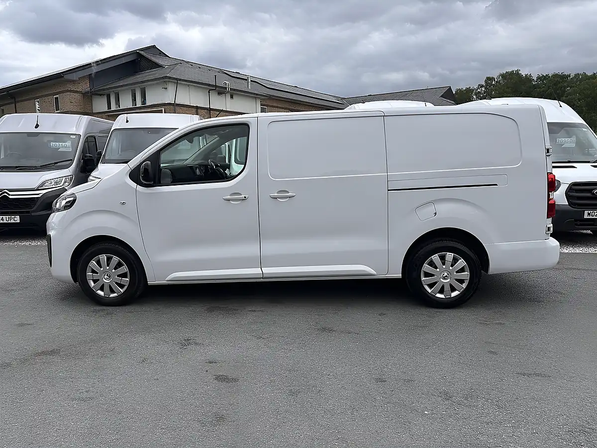 Used 2022 Vauxhall Vivaro Sportive L2 H1 Kaolin White (brilliant) - Interior and Exterior details 9