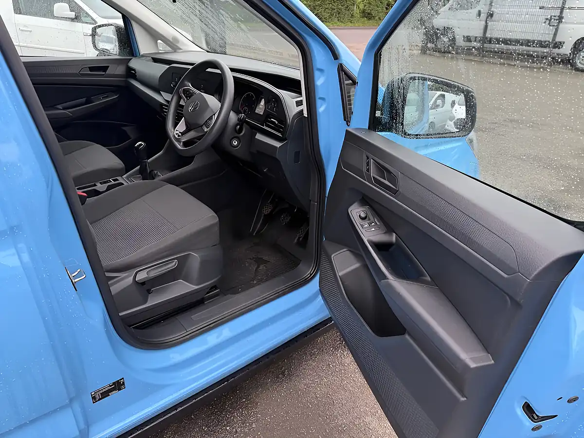 Used 2022 Volkswagen Caddy Commerce Blue - Interior and Exterior details 15