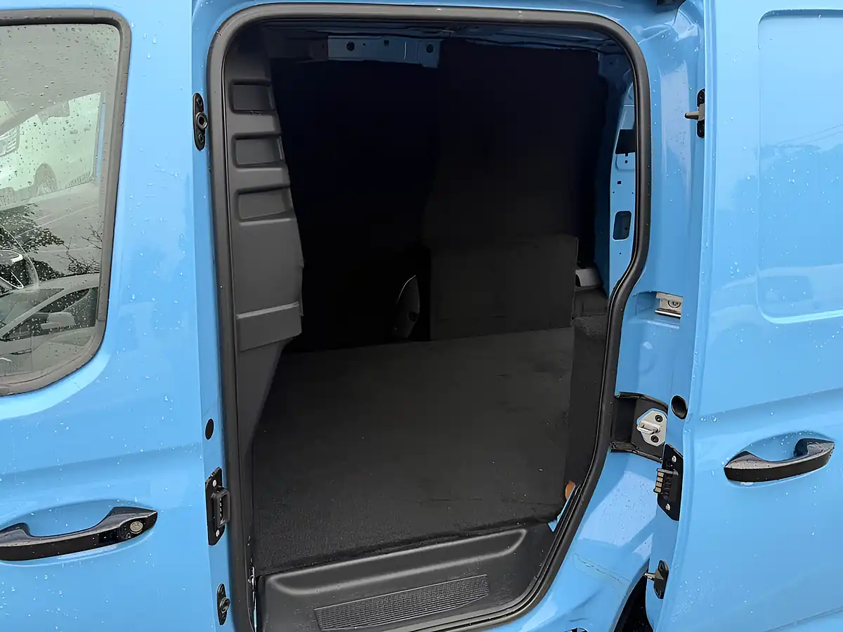 Used 2022 Volkswagen Caddy Commerce Blue - Interior and Exterior details 18