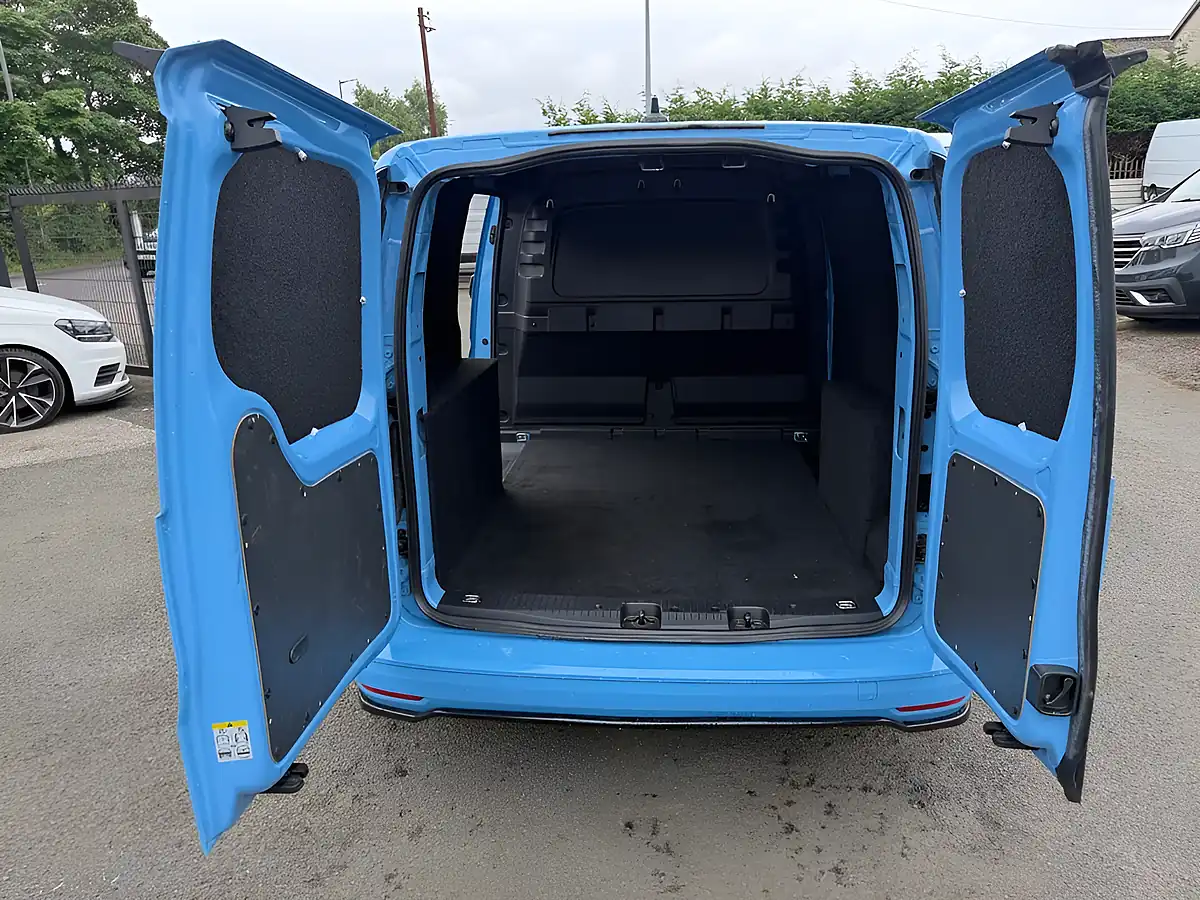 Used 2022 Volkswagen Caddy Commerce Blue - Interior and Exterior details 4
