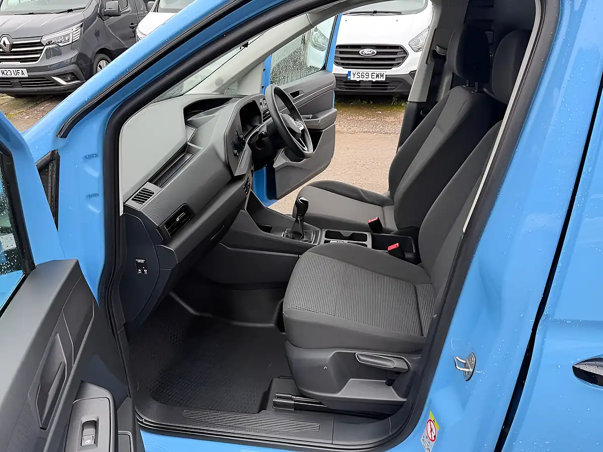 Used 2022 Volkswagen Caddy Commerce Blue - Interior and Exterior details 7
