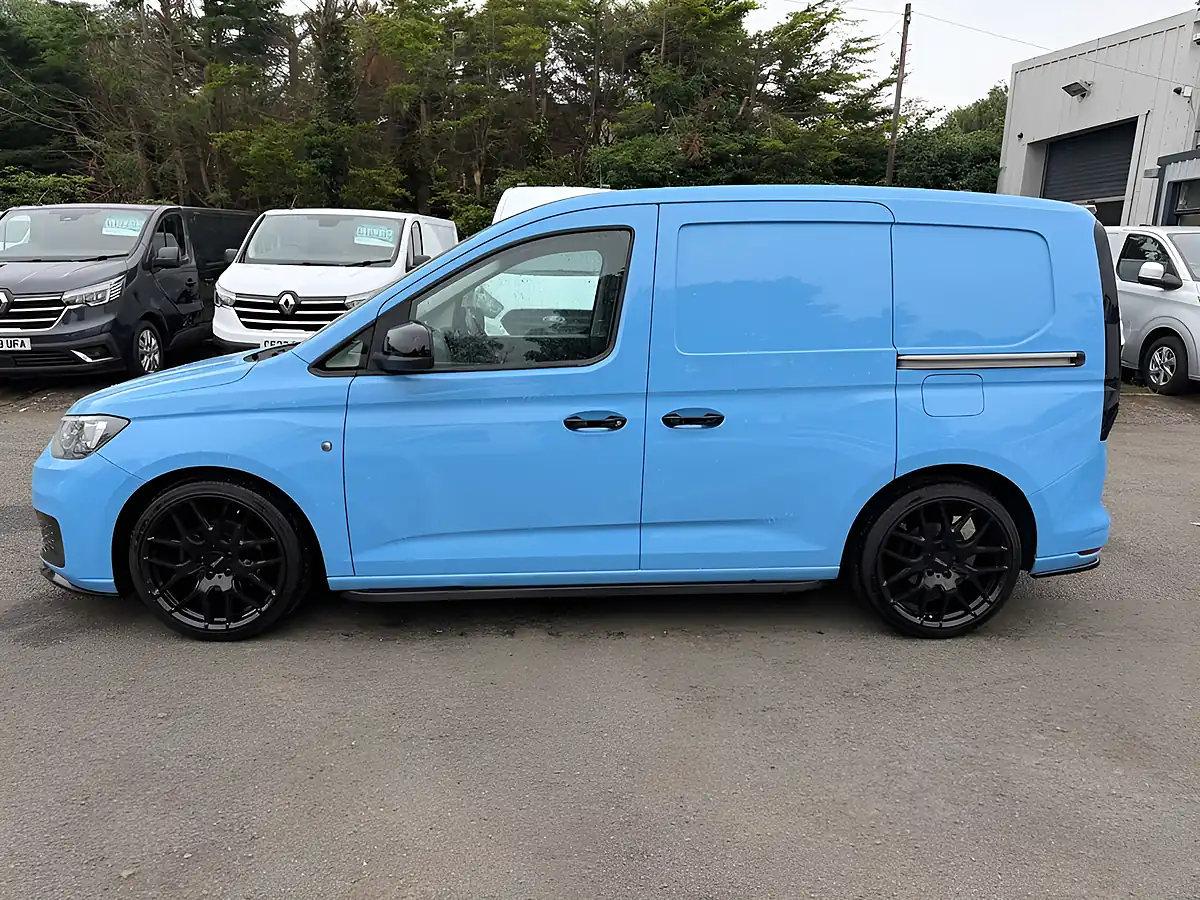 Used 2022 Volkswagen Caddy Commerce Blue - Interior and Exterior details 9