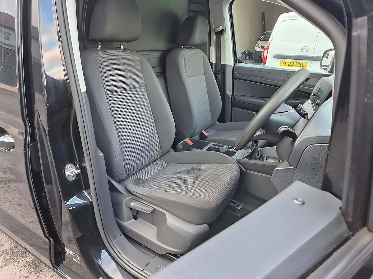 Used 2022 Volkswagen Caddy Maxi Commerce Lwb Black - Interior and Exterior details 11