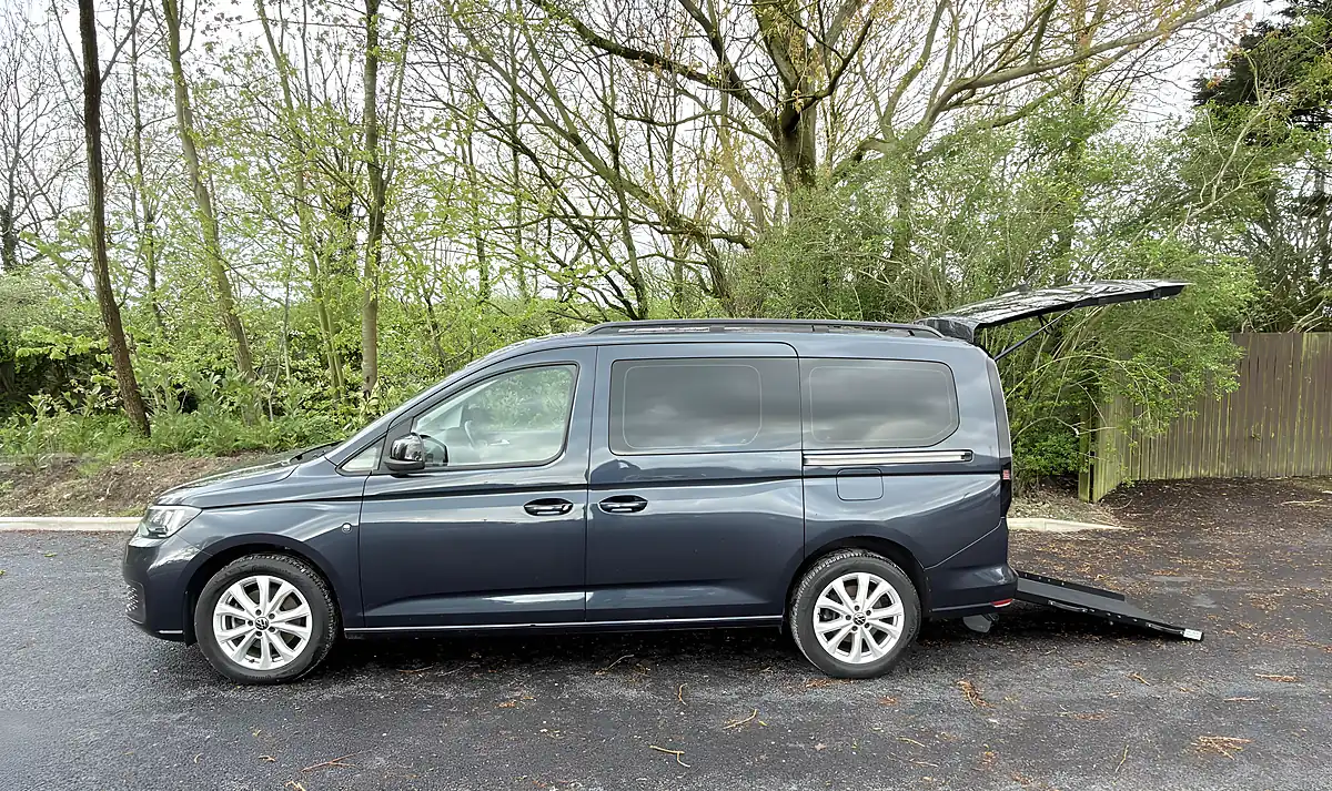 Used 2022 Volkswagen Caddy Maxi Life Blue - Front View