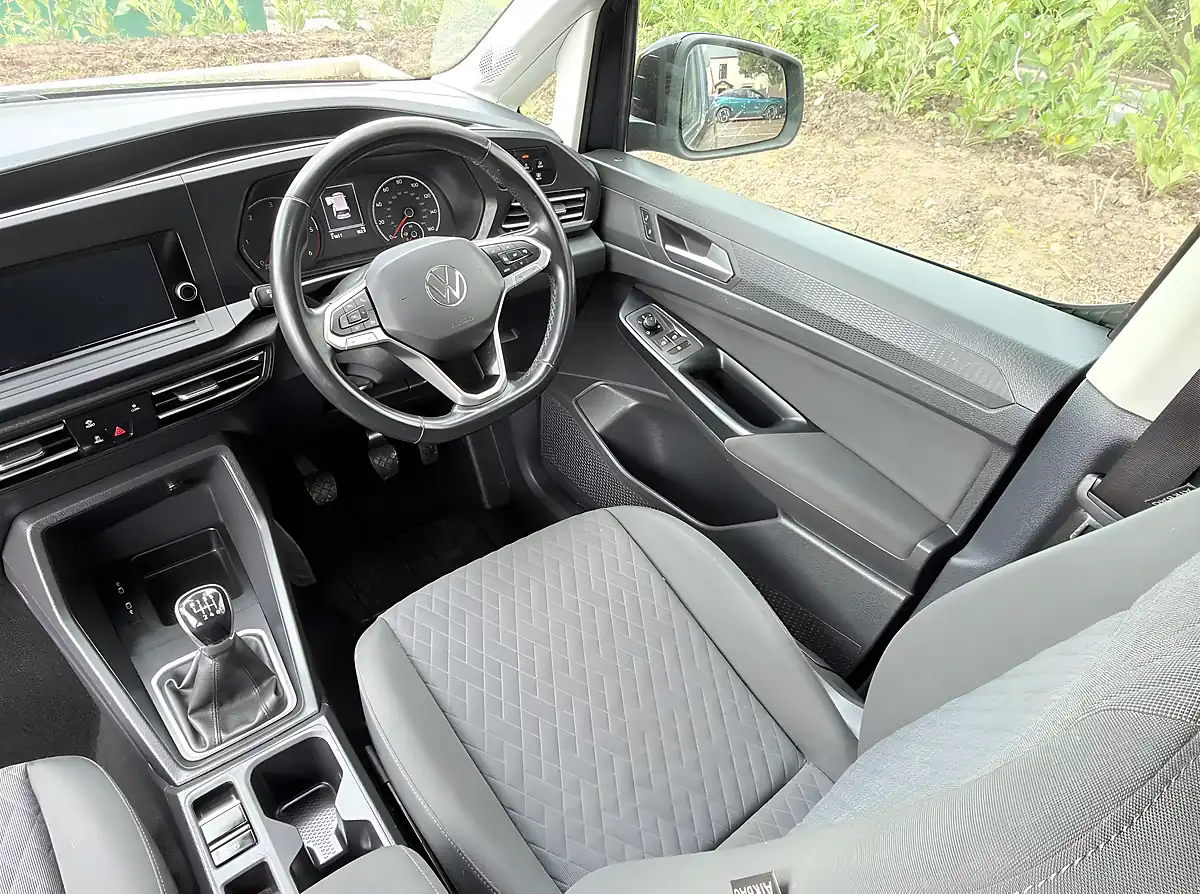 Used 2022 Volkswagen Caddy Maxi Life Blue - Interior and Exterior details 10