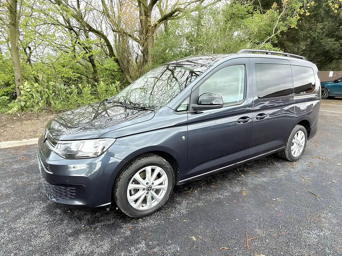 Used 2022 Volkswagen Caddy Maxi Life Blue - Interior and Exterior details 3