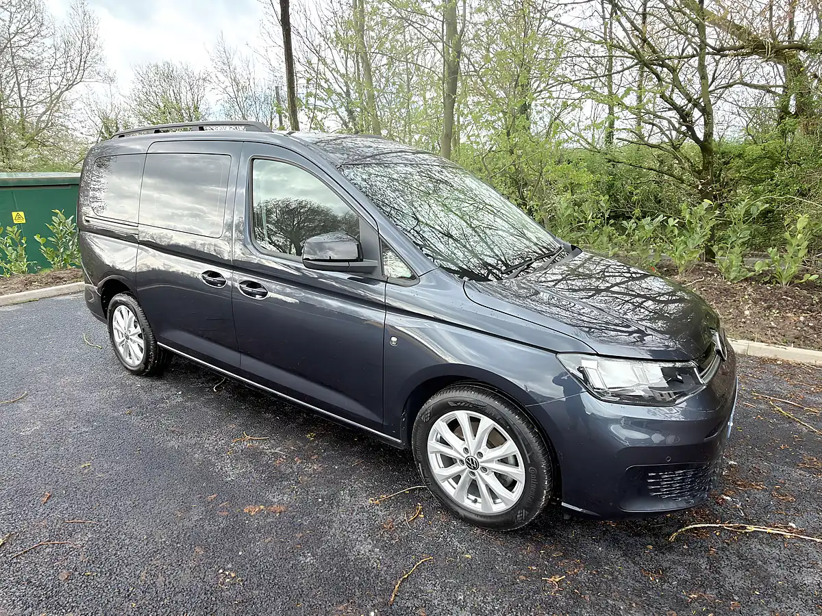 Used 2022 Volkswagen Caddy Maxi Life Blue - Interior and Exterior details 4